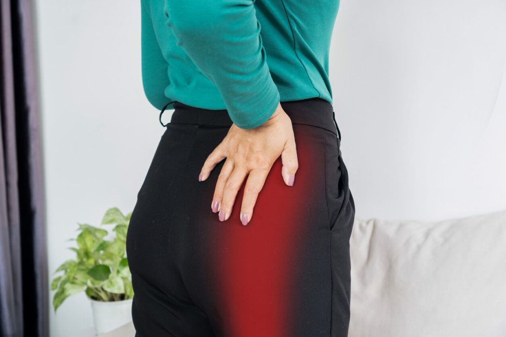 What are the first signs of hip bursitis